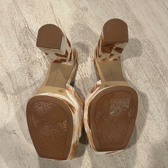 Gianni Bini Women's Tan and Cream Cow Hide & Cow Print Mules - Picture 5 of 6